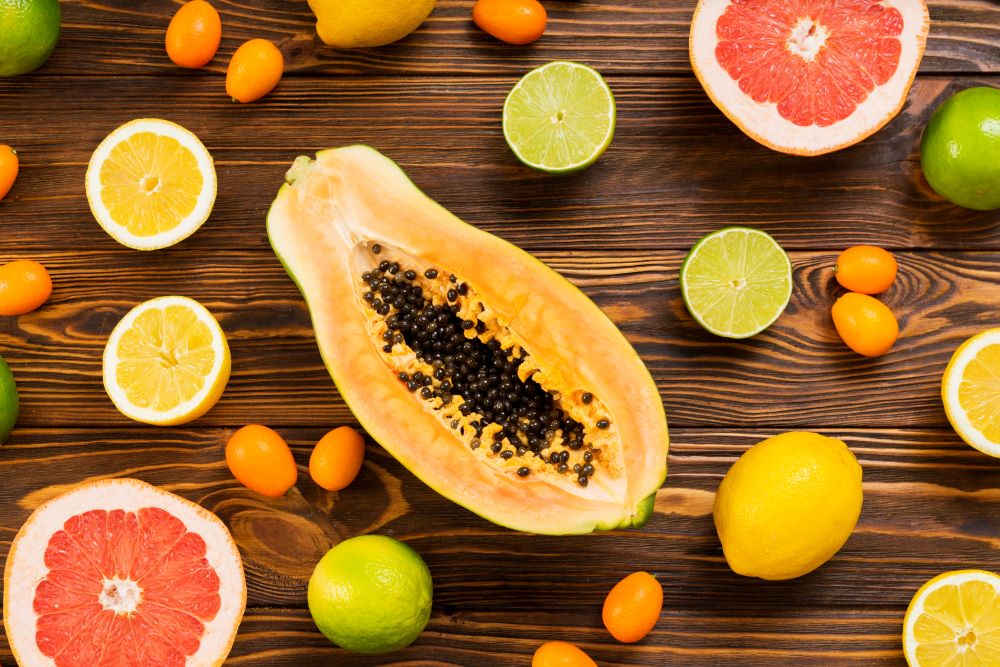 Ilustrasi buah pepaya california, lemon, dan delima. (Foto/Freepik)