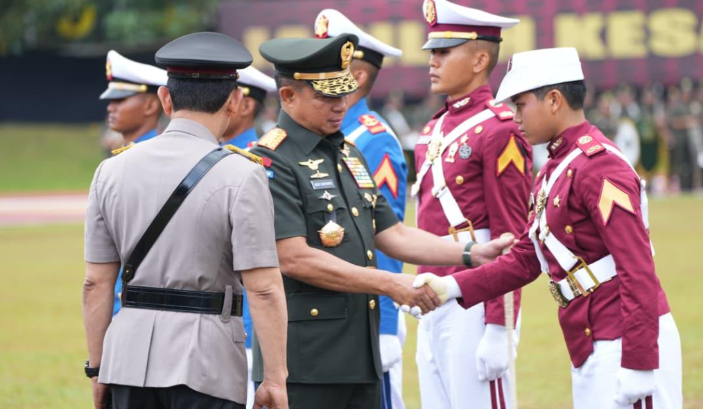 Momen panglima TNI–Kapolri lantik 1.621 Prabhatar. (Foto/Ist)