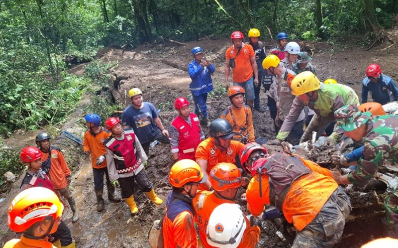 Evakuasi korban tanah longsor (Foto/BNPB)
