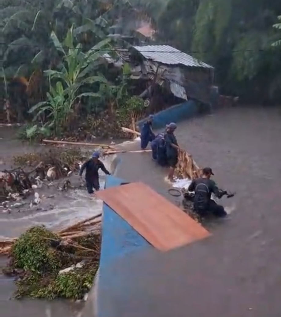 Tanggul di Jakarta Selatan roboh akibat debit air tinggi imbas hujan deras. (BeritaNasional/istimewa)