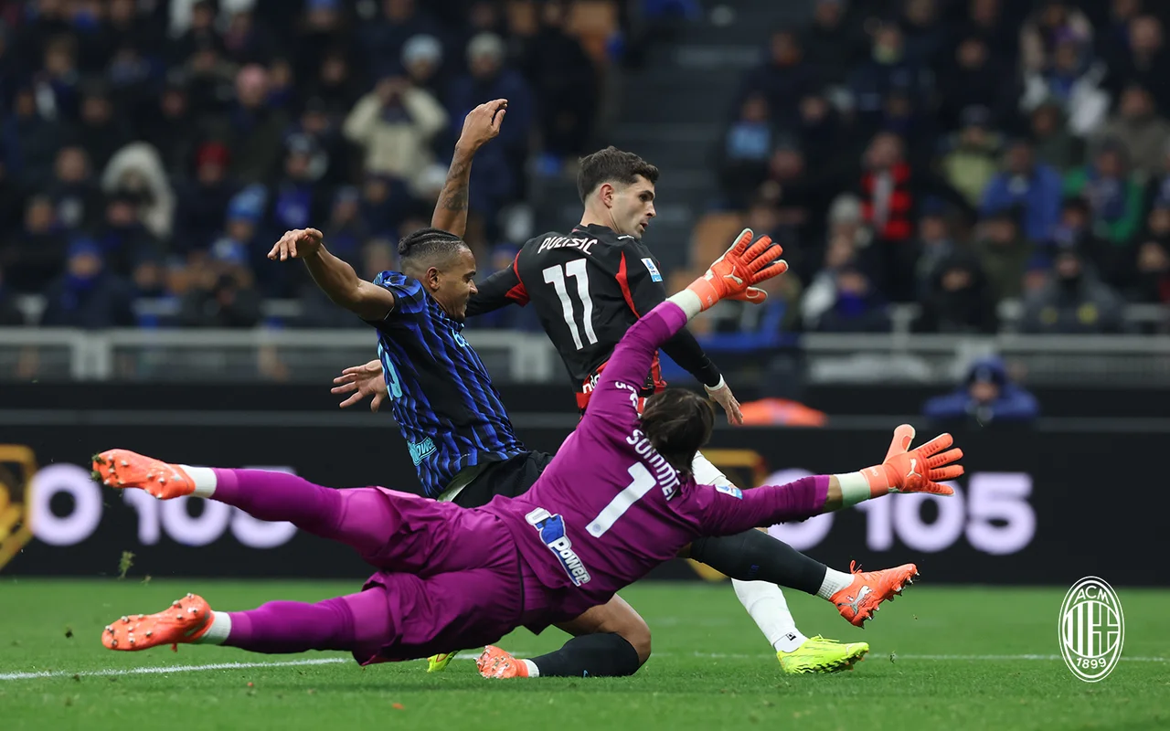 Christian Pulisic menceploskan bola ke gawang Yann Sommer. (Foto/acmilan.com)