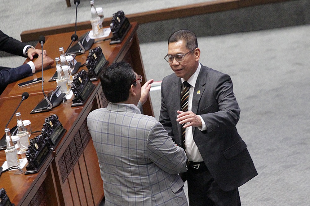 Wakil Ketua DPR RI Adies Kadir (kanan) Hadiri Rapat Paripurna Pengesahan RUU KUHAP. (BeritaNasional/Elvis Sendouw)