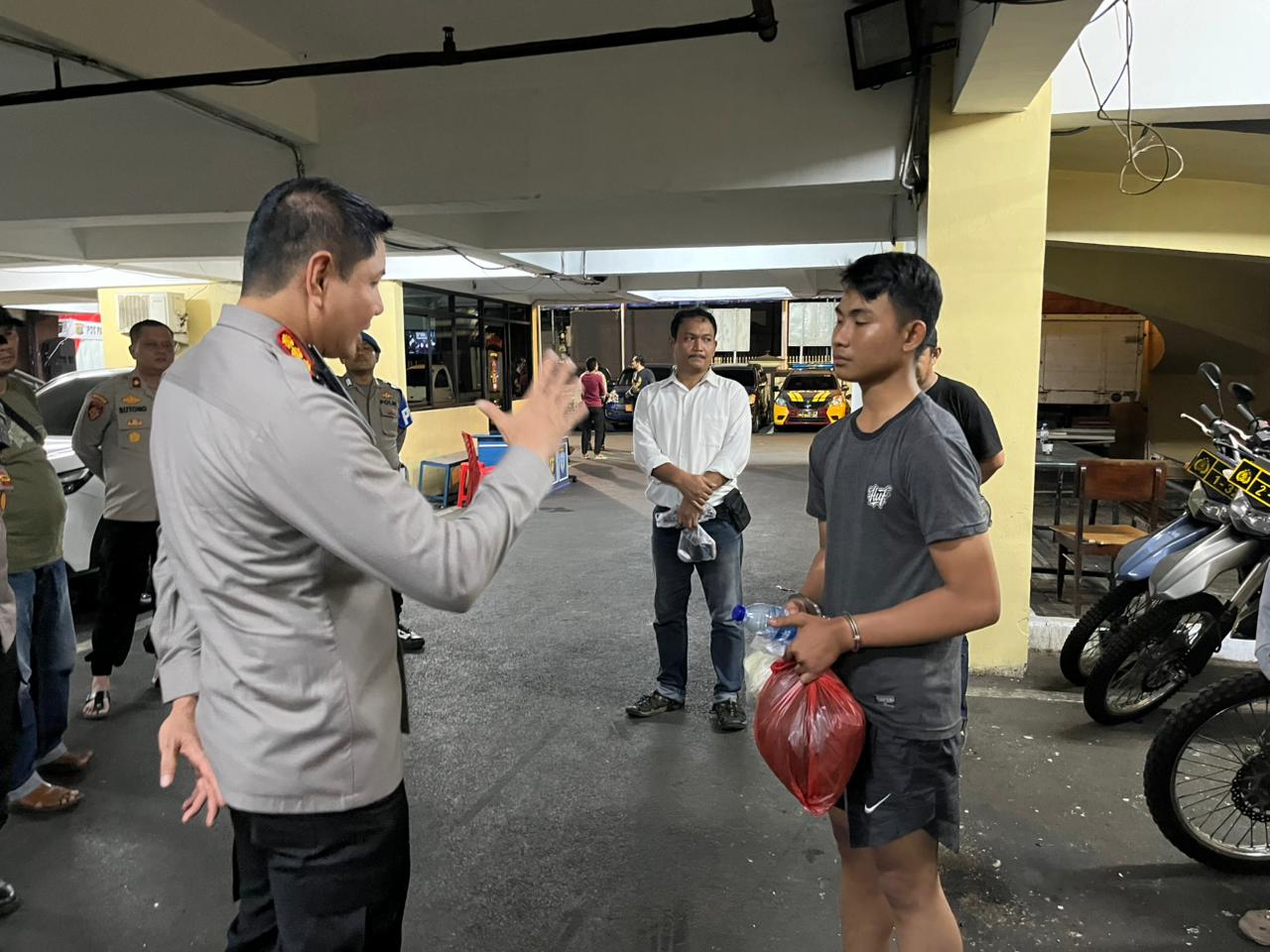 Pelaku RS (20) sedang dimintai keterangan atas perbuatannya menikam korban. (BeritaNasional/Bachtiarudin)