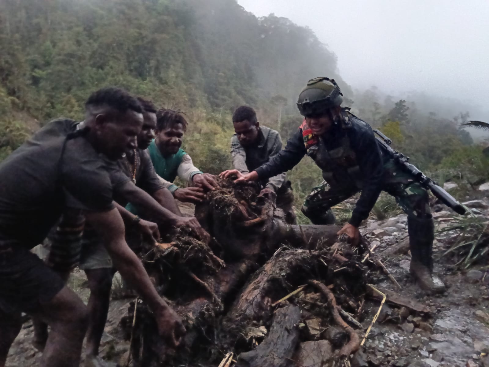 Aksi prajurit Koops Habema turun langsung membantu korban banjir bandang di Nduga, Papua Pegunungan. (Foto/Istimewa)