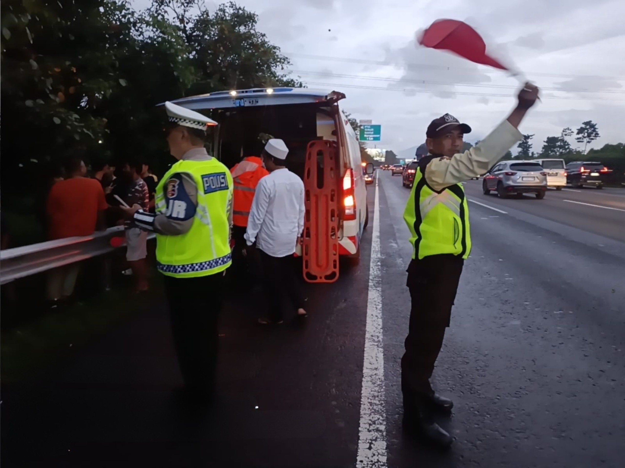 Prajurit TNI Dikejutkan Penemuan Mayat Pria di Pinggir Tol Jagorawi. (Foto/istimewa)
