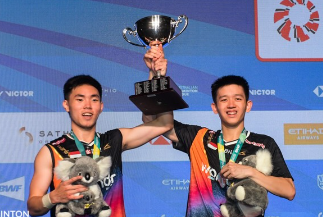 Ambisi Indra (kiri) dan Joaquin (kanan) usai rebut juara ganda putra BWF Australian Open 2025. (Foto/Instagram Raymond Indra)
