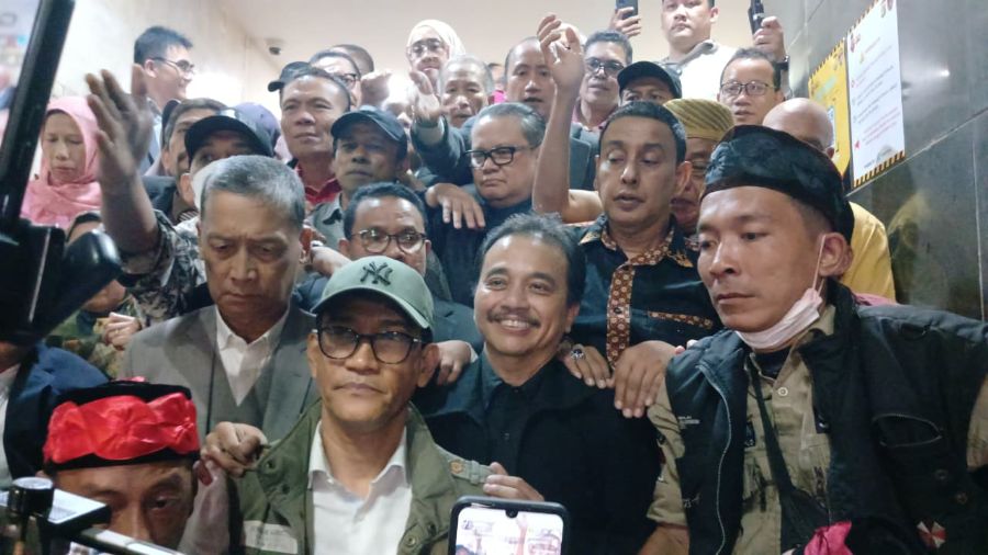 Pakar Hukum Tata Negara, Refly Harun saat mendampingi Roy Suryo Cs. (Foto/ist)