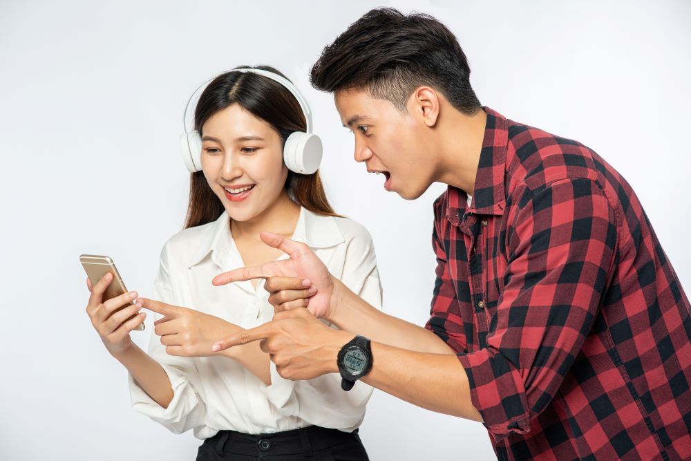 Ilustrasi orang berkomunikasi dengan HP. (Foto/Freepik)