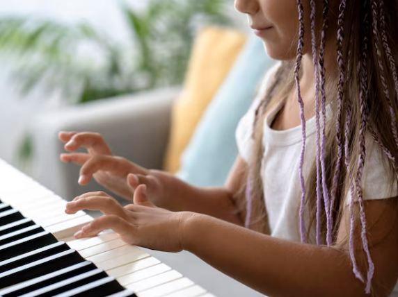 Ilustrasi seorang anak bermain piano. (BeritaNasional/freepik)