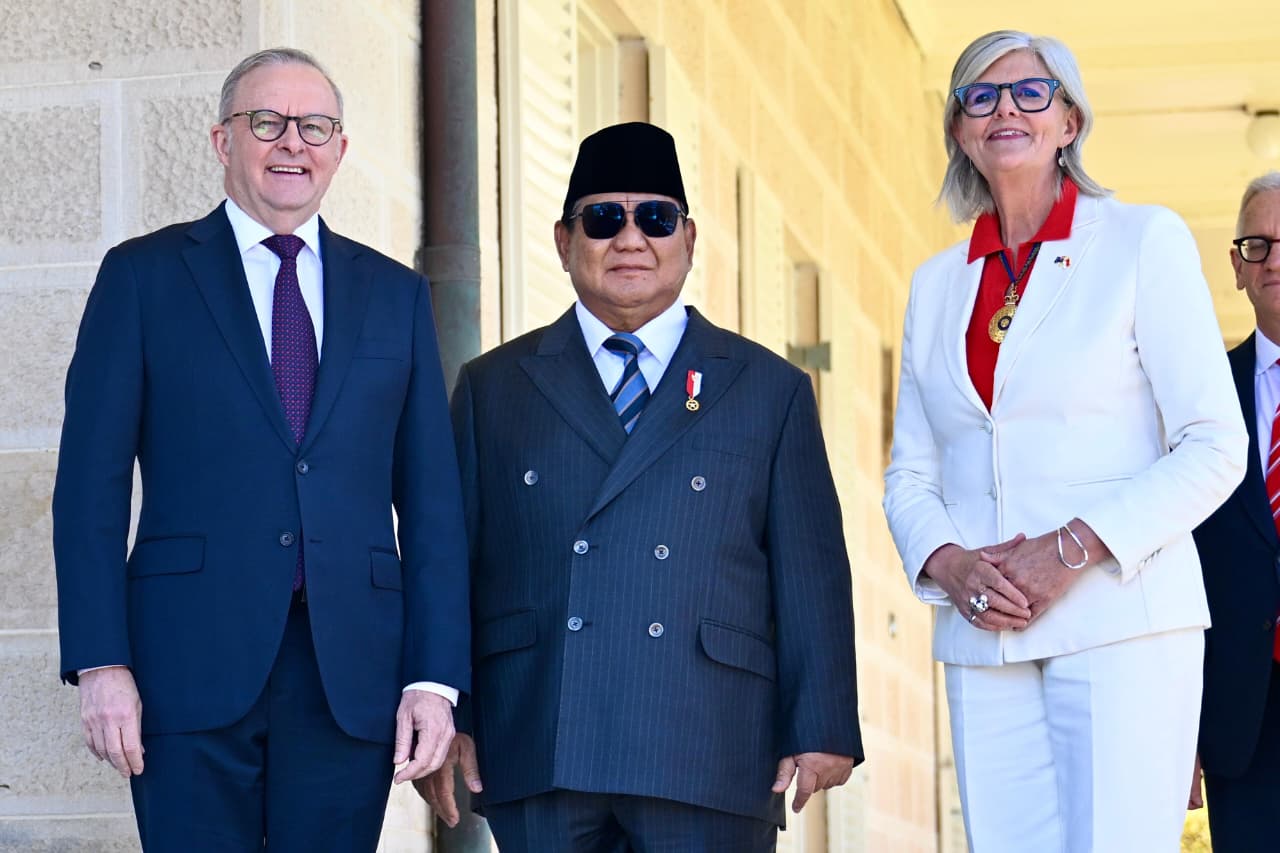 Presiden Indonesia Prabowo Subianto (tengah) bersama PM Australia Anthony Albanese (kiri). (Foto/BPMI)