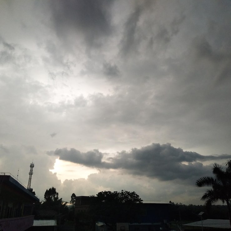 Awan tebal menggantung di langit Jakarta hari ini, simak ramalan cuaca lengkap BMKG! (Foto/Freepik)