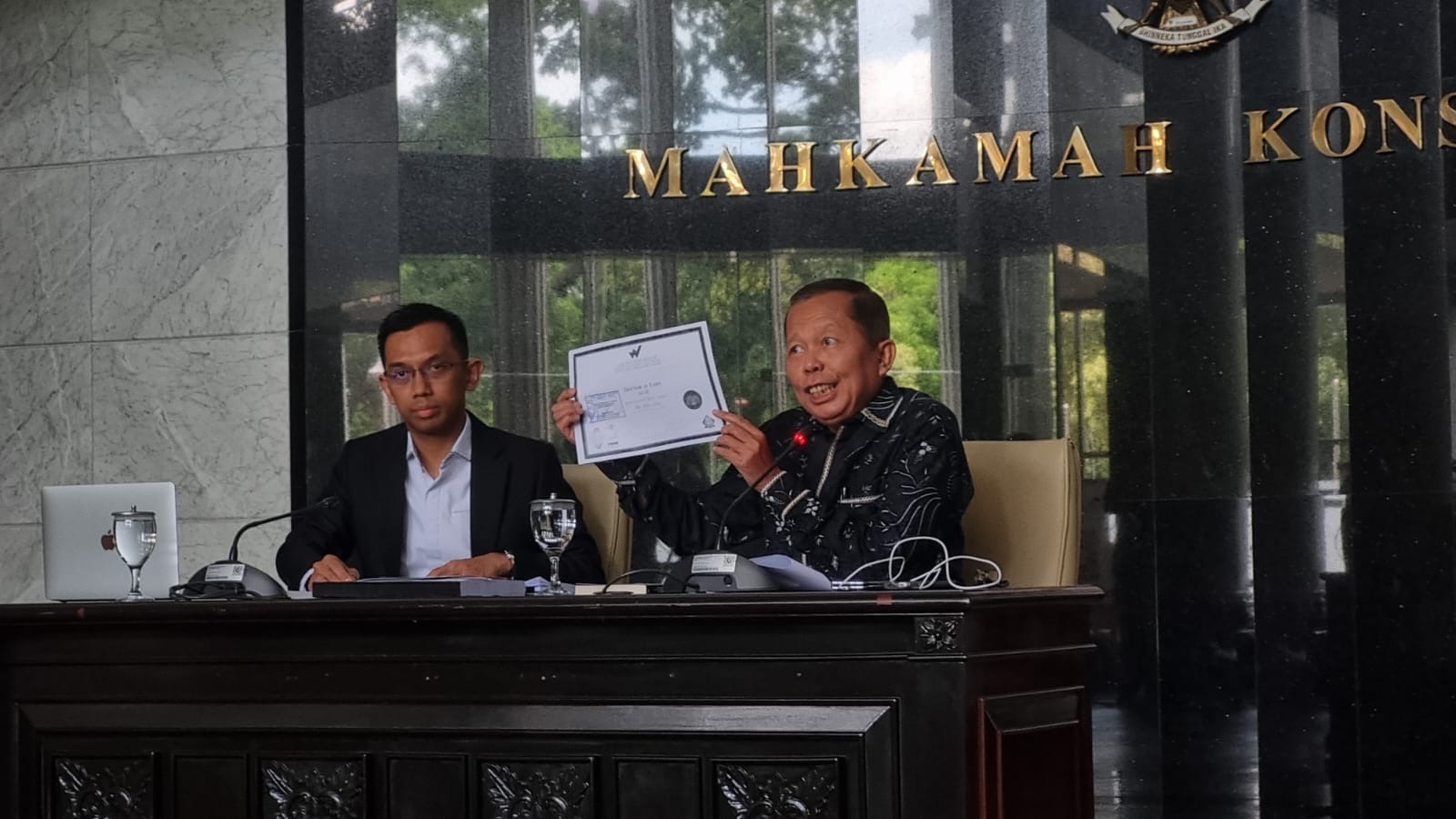 Bantah Ijazah Palsu, Hakim Konstitusi Arsul Sani Tunjukkan Dokumen Asli dan Foto Wisuda. (Foto/istimewa)