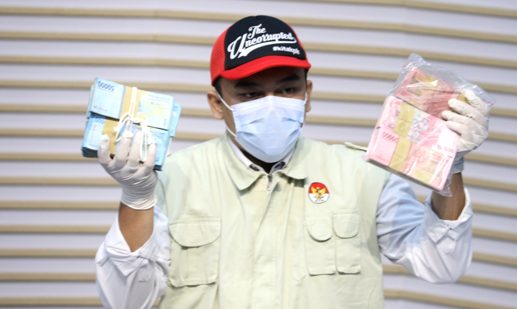 Petugas KPK menunjukkan barang bukti uang kasus korupsi UPT Jalan dan Jembatan di Dinas PUPR Riau saat Konferensi Pers penetapan tersangka di Gedung Merah Putih KPK, Kuningan, Jakarta, Rabu (5/11/2025). (Beritanasional.com/Oke Atmaja)