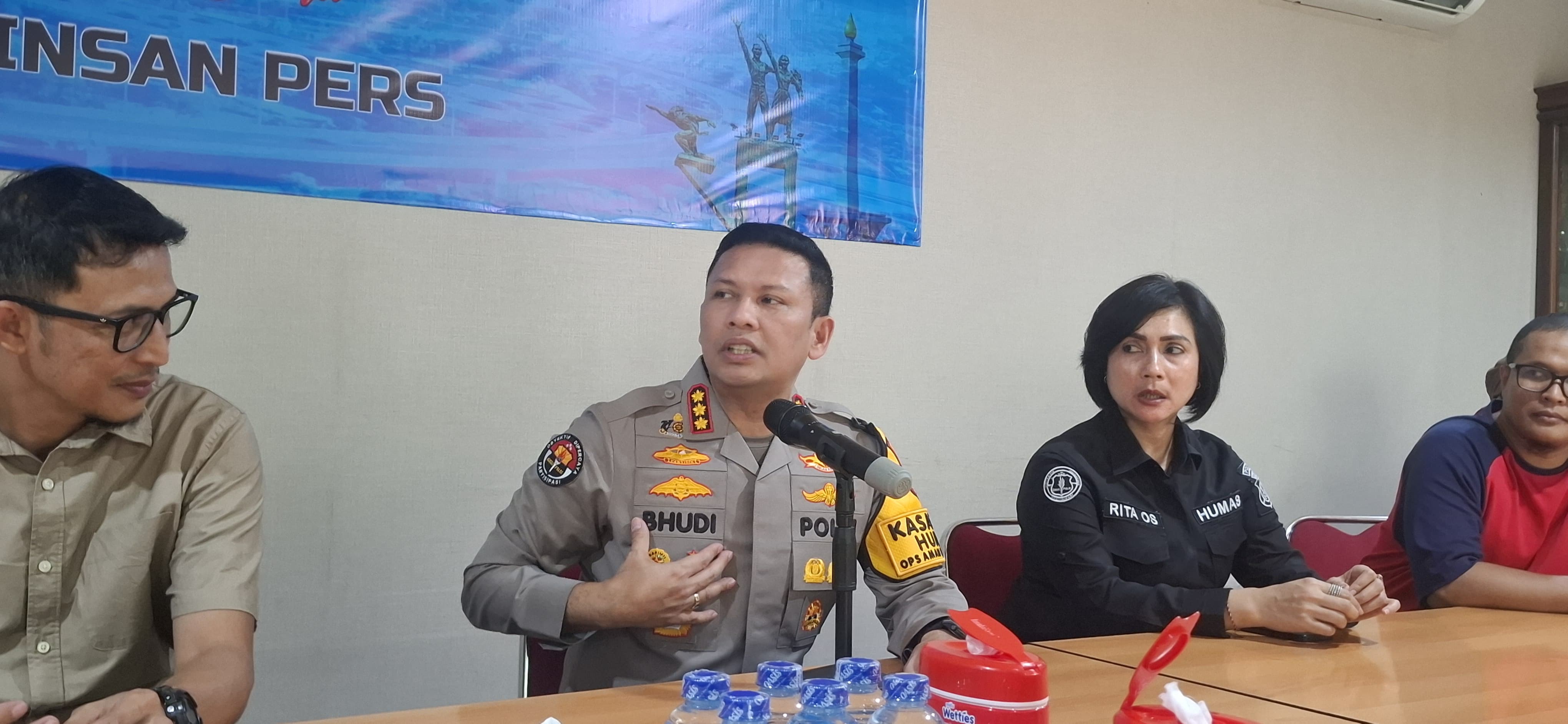 Kabid Humas Polda Metro Jaya Kombes Pol Budi Hermanto menyampaikan keterangan kepada wartawan di Jakarta. (BeritaNasional/Bachtiarudin))