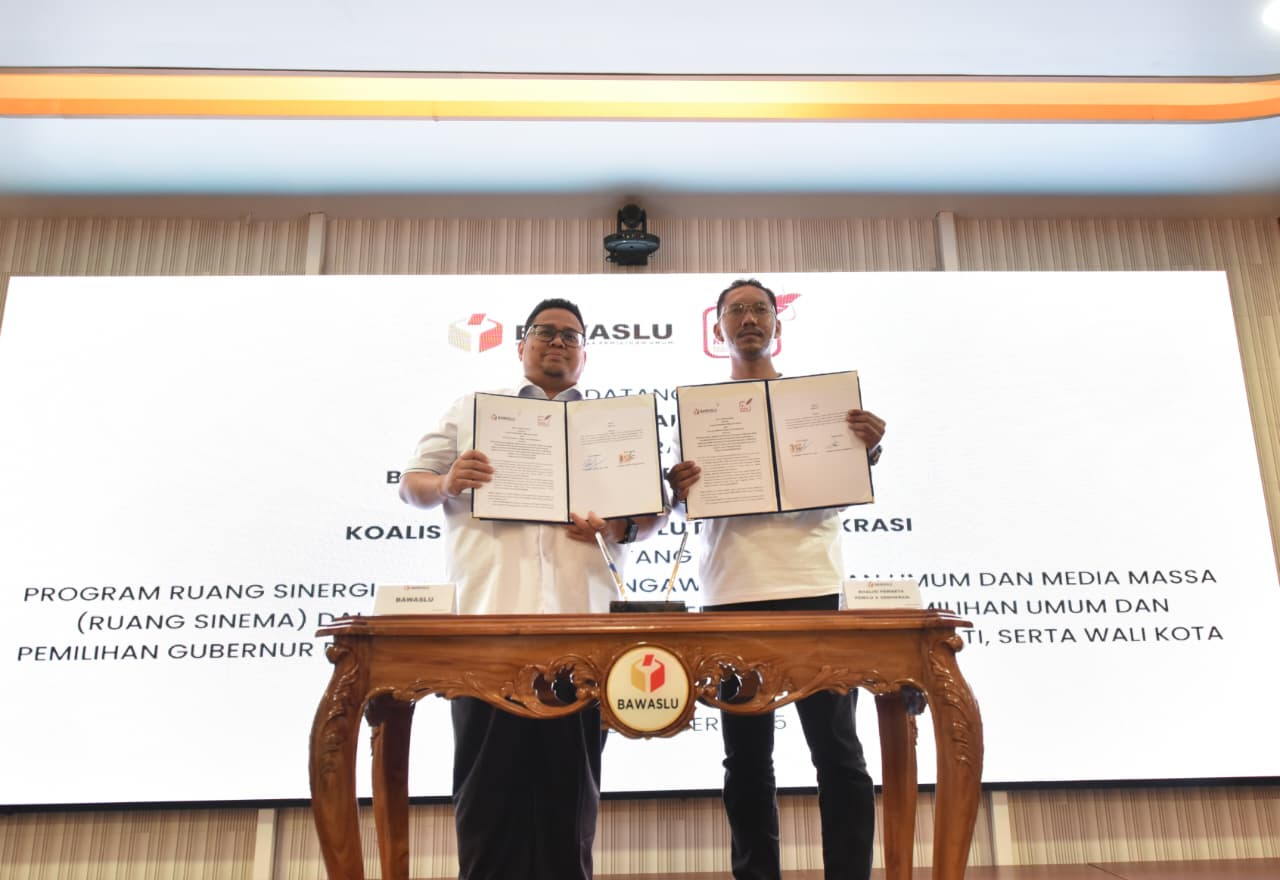 Bawaslu bersama KPPD menandatangani Nota Kesepahaman (MoU) tentang Evaluasi Pemantauan Pemilu Bersama Media dan Stakeholder. (BeritaNasional/Elvis Sendouw)
