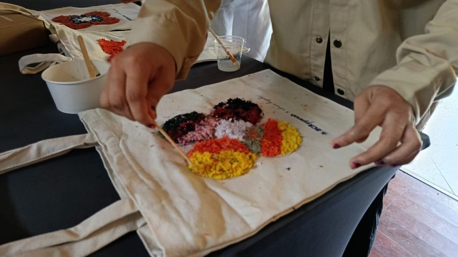 Suasana workshop daur ulang kain bersama desainer Adrie Basuki. (BeritaNasional/Iman)