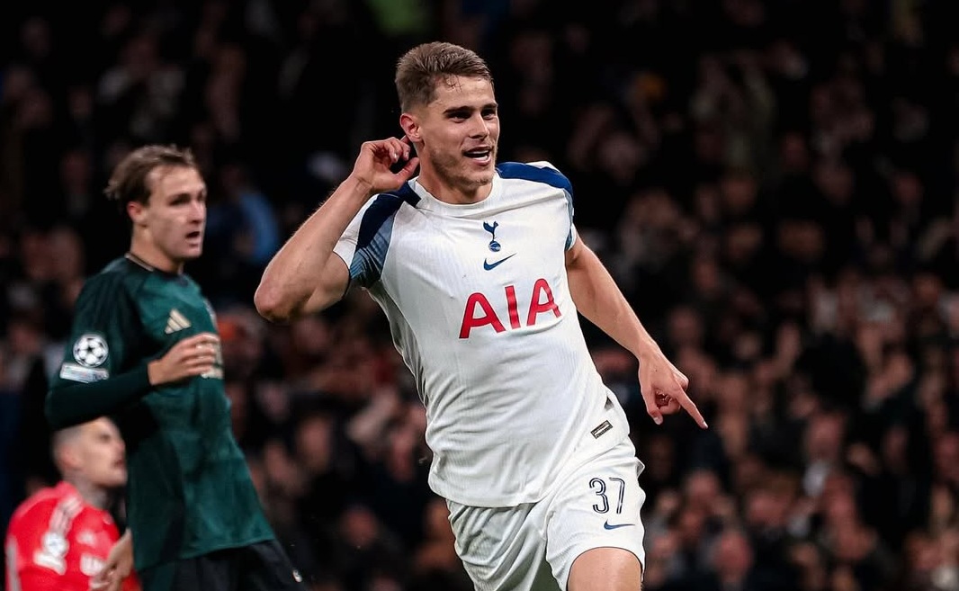 Bek Tottenham Micky van de Ven. (Foto/instagram Micky van de Ven)