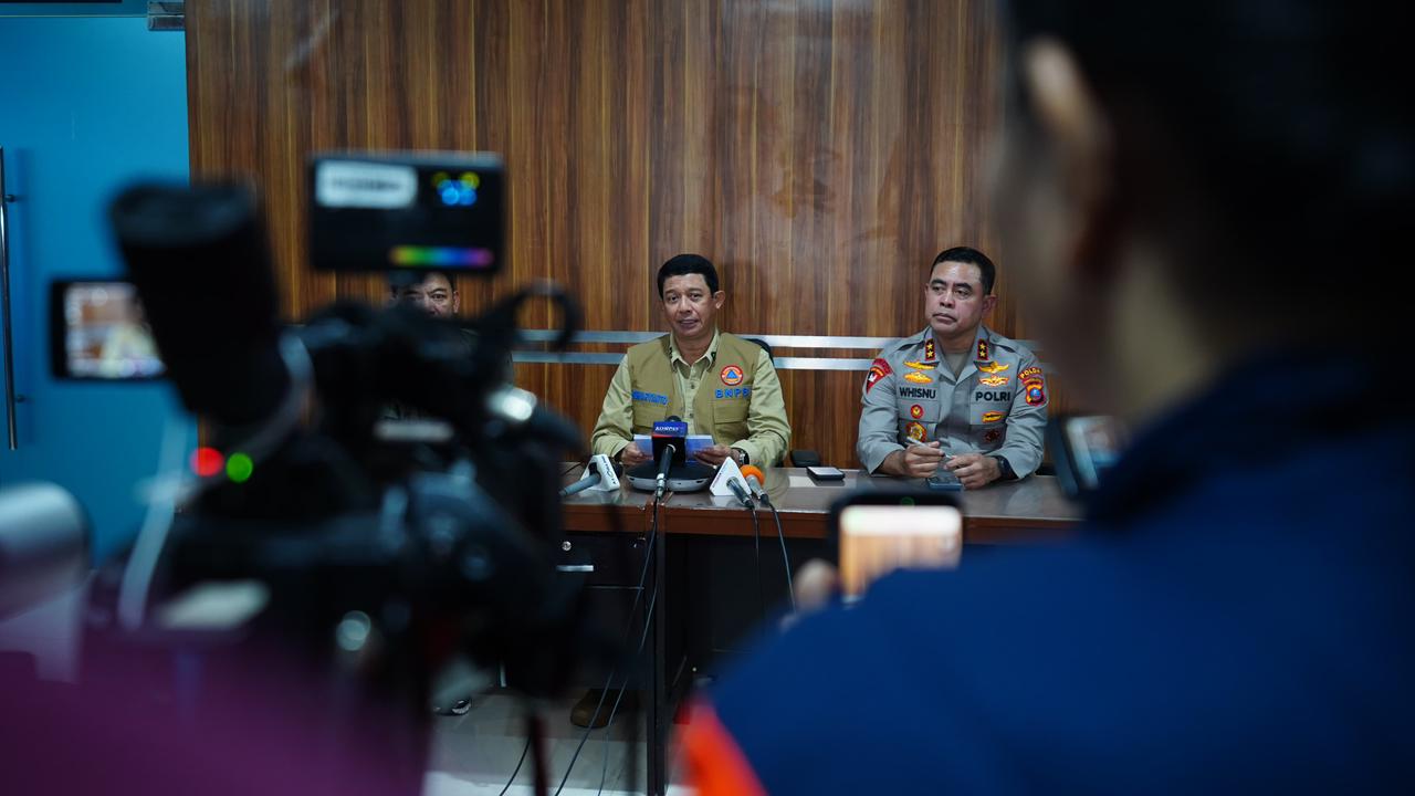 Kepala Badan Nasional Penanggulangan Bencana (BNPB) Letjen TNI Suharyanto memberikan keterangan informasi terbaru situasi bencana di Sumatera. (BeritaNasional/BNPB)