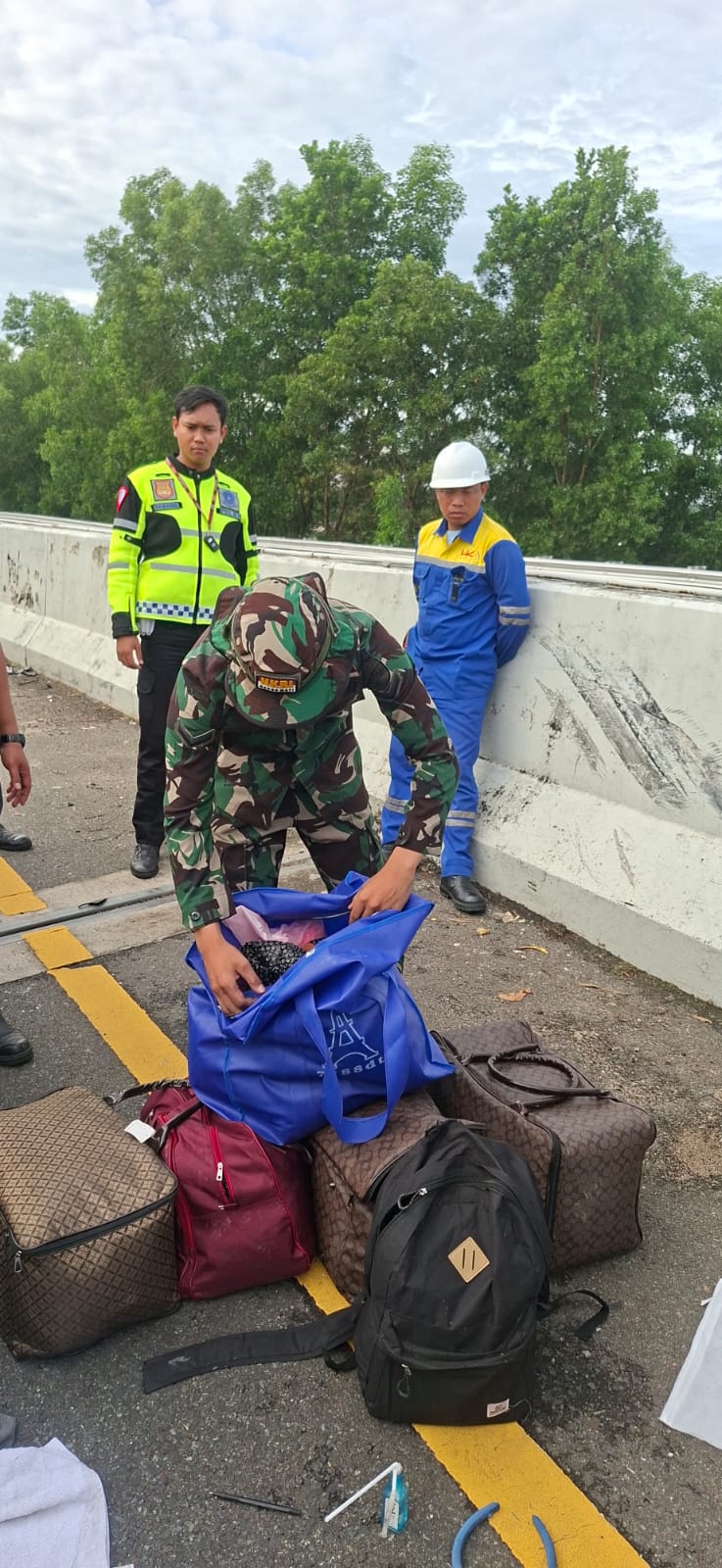 Prajurit TNI mengecek temuan 90 ribu ekstasi di Tol Trans Sumatera. (BeritaNasional/Bachtiarudin)