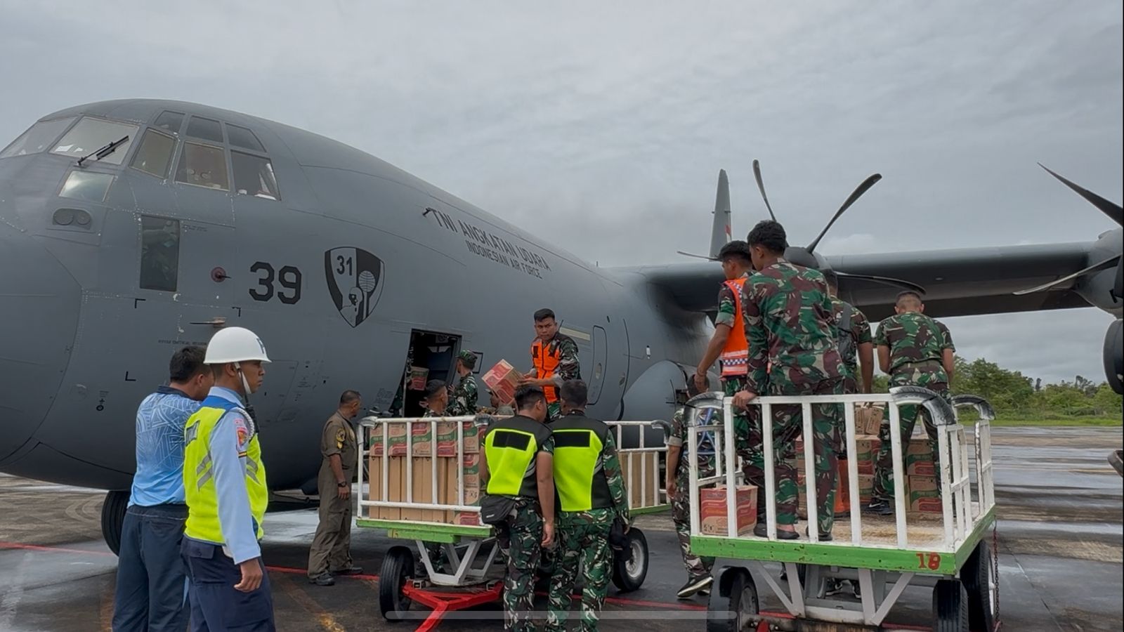 Berbagai alutsista dikerahkan untuk penanganan bencana Sumatera-penggunaan pesawat TNI AU untuk distribusi bantuan bencana di Sumatera. (Foto/BNPB)