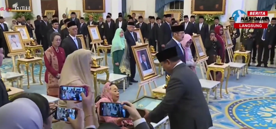 Perwakilan keluarga Presiden Keempat Abdurrahman Wahid (Gus Dur) bersama Presiden Prabowo Subianto. (Foto/beritanasional TV)