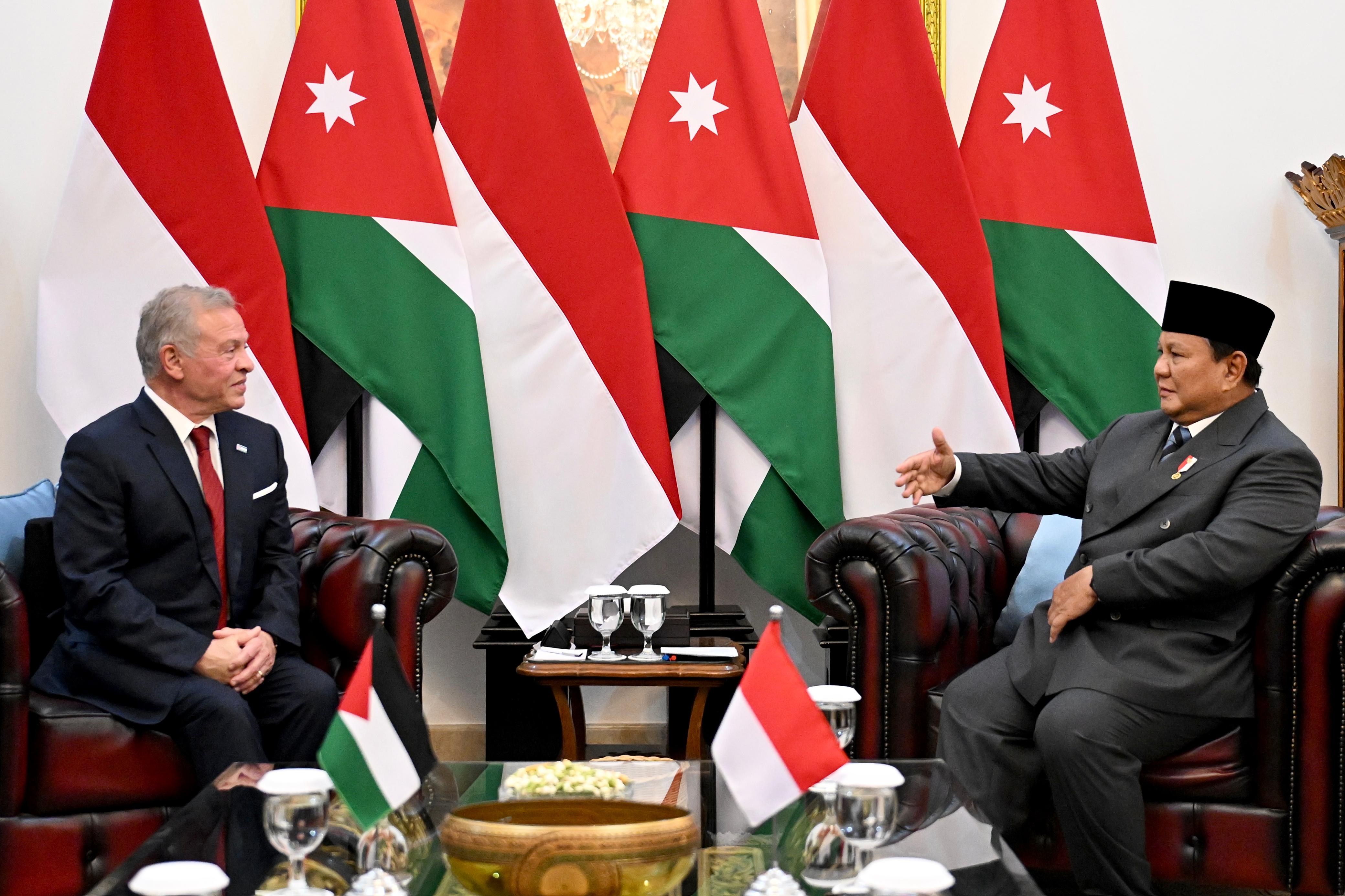 Presiden Prabowo Subianto berbincang dengan Raja Kerajaan Yordania Hasyimiah Raja Abdullah II ibn Al Hussein di istana negara. (BeritaNasional/Setpres)