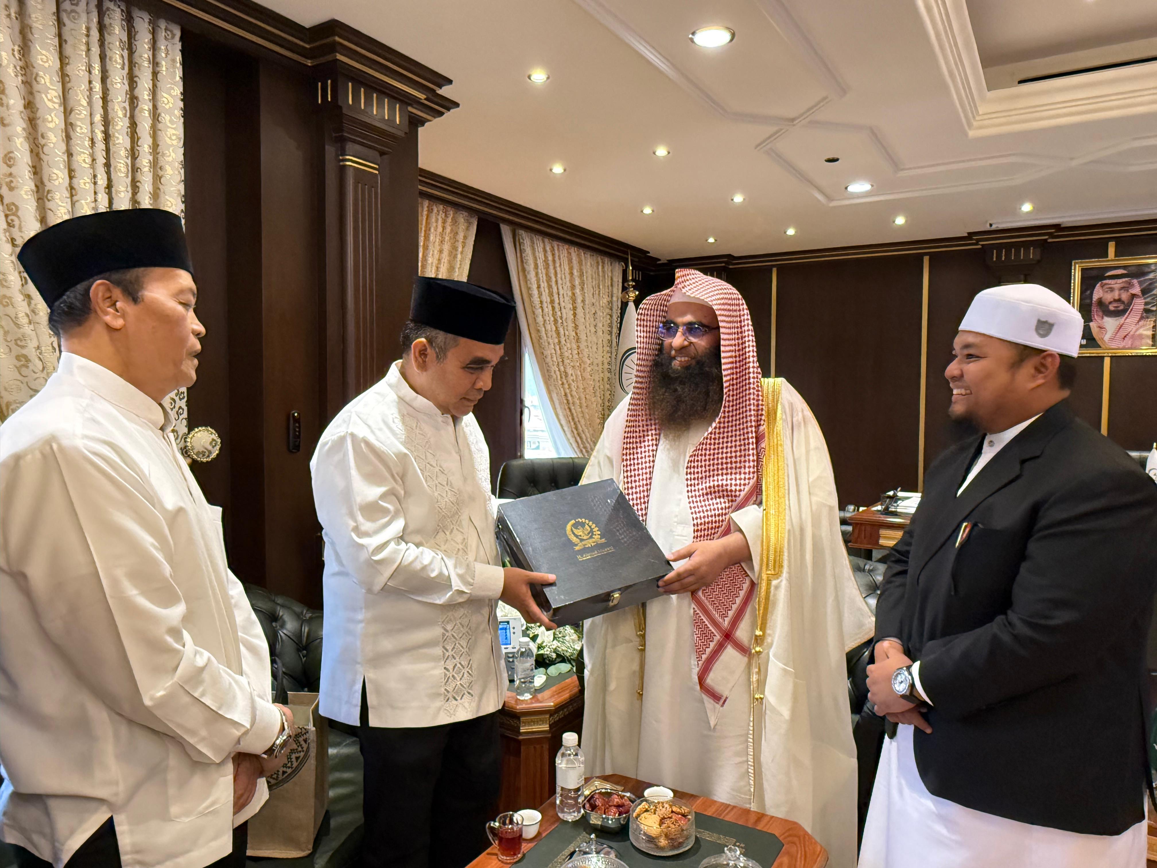 Ketua MPR RI Ahmad Muzani bertemu dengan Pimpinan Pengelola Urusan dan Administrasi Masjid Nabawi, Doktor Syekh Muhammad Al-Khudori, di Madinah Al-Munawwarah. (Foto/istimewa)