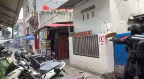 BNN gerebek kampung Bahari Jakarta Utara. (BeritaNasional/Bachtiarudin)