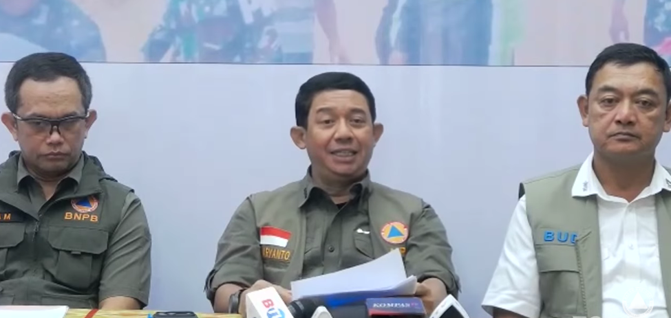 Kepala BNPB Letjen TNI Suharyanto (tengah) saat konferensi pers. (Foto/YouTube BNPB)