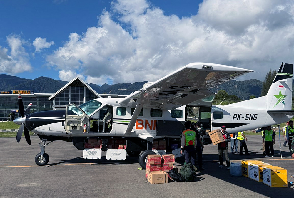 Pesawat BNPB membawa bantuan logistik dan peralatan telah mendarat di Bandara Rembele, Kabupaten Bener Meriah, Provinsi Aceh, Sabtu (29/11). Nantinya bantuan ini akan didistribusikan ke Kabupaten Bener Meriah dan Kabupaten Aceh Tengah. (BeritaNasional/Elvis/HO BNPB)