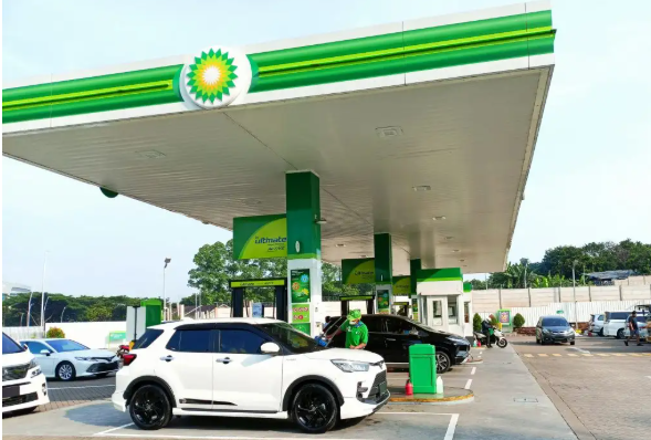 BP 92 mulai tersedia di SPBU bp, harganya turun per 1 November. (Foto/bp Indonesia)