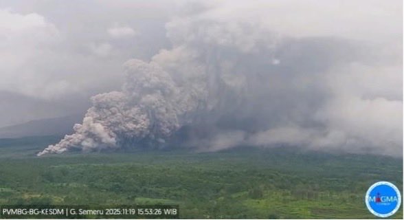 Gunung Semeru 32 kali gempa guguran usai penetapan status awas. (Foto/Magma Indonesia)