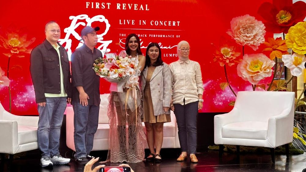 Penyanyi kondang Mahalini (tengah) saat kegiatan First Reveal KOMA Live in Concert di FX Sudirman, Jakarta Pusat. (BeritaNasional/Satria Ismoyojati)