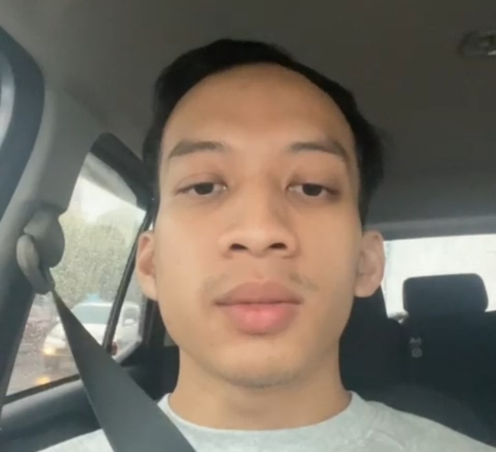 Pria yang mengaku anak Propam memakai barbuk mobil sitaan. (Foto/Istimewa)