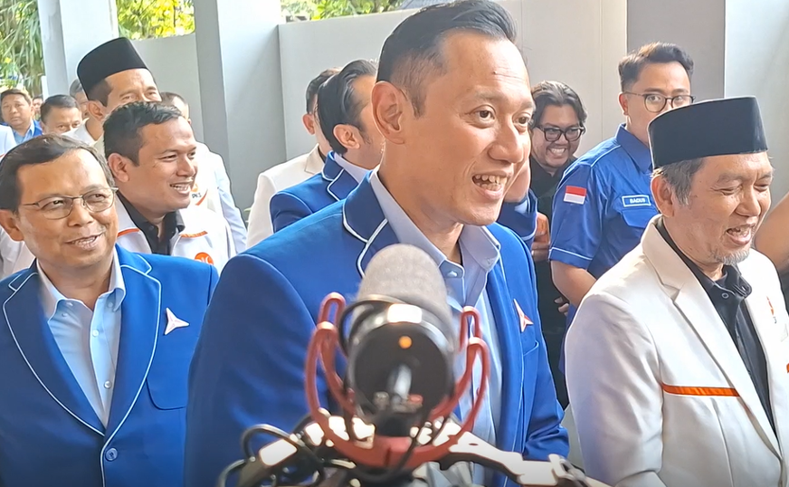 Ketua Umum Partai Demokrat Agus Harimurti Yudhoyono (AHY) sambut Presiden PKS Al Muzzammil Yusuf beserta rombongan di DPP Partai Demokrat. (BeritaNasional/Lydia)