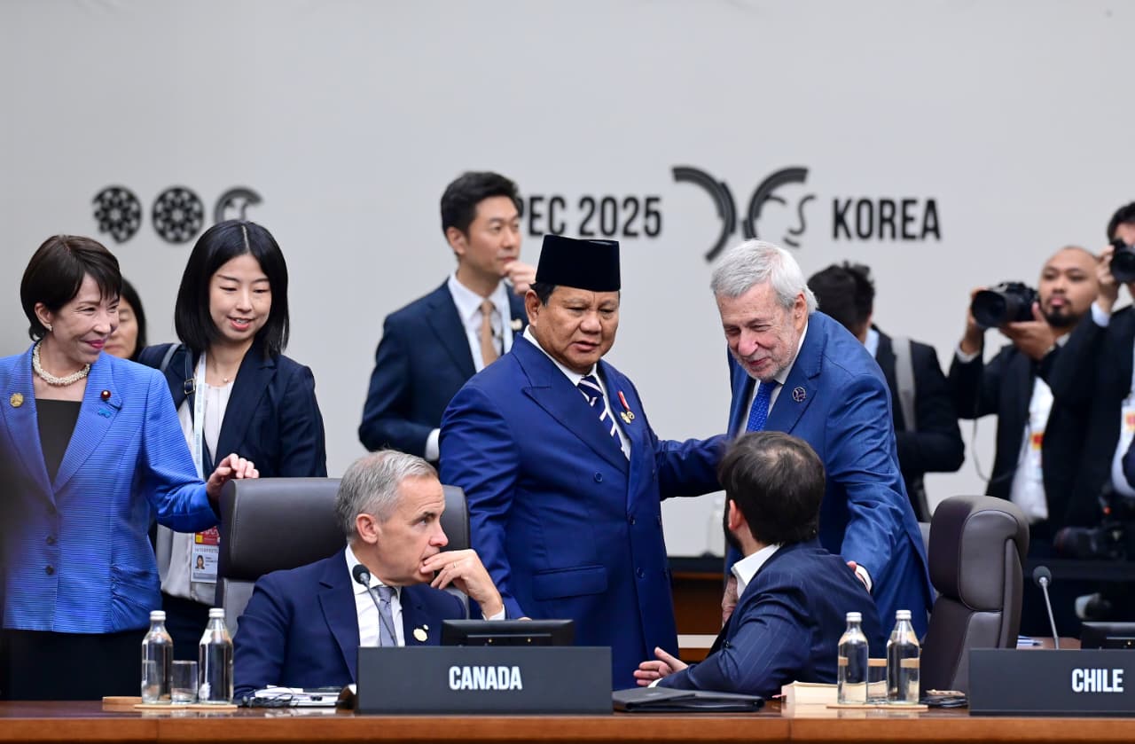 Presiden Prabowo Subianto  (berdiri, kiri) bersama para pemimpin negara APEC. (Foto/BPMI)