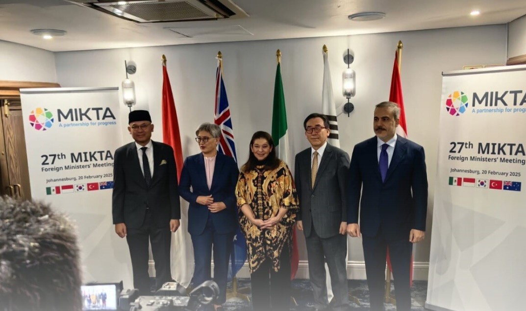 Wamenlu Arrmanatha C. Nasir (kiri) di sela-sela KTT G20. (Foto/Kemlu)