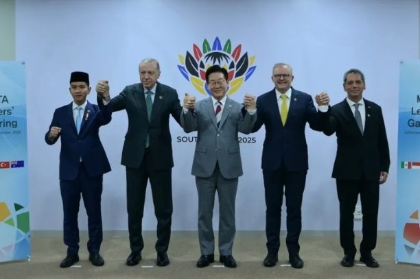 Wapres Indonesia Gibran Rakabuming Raka (kiri) di sela-sela KTT G20. (Foto/Setwapres)