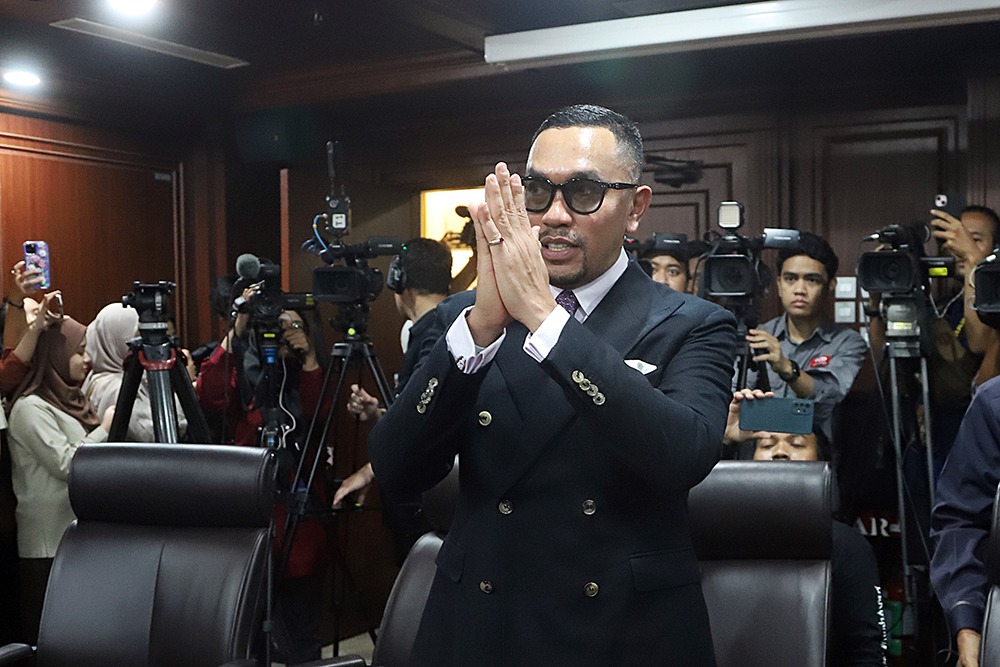 Anggota DPR nonaktif Ahmad Sahroni menangkupkan tangan di sidang etik MKD di gedung DPR Jakarta. (BeritaNasional/Elvis)