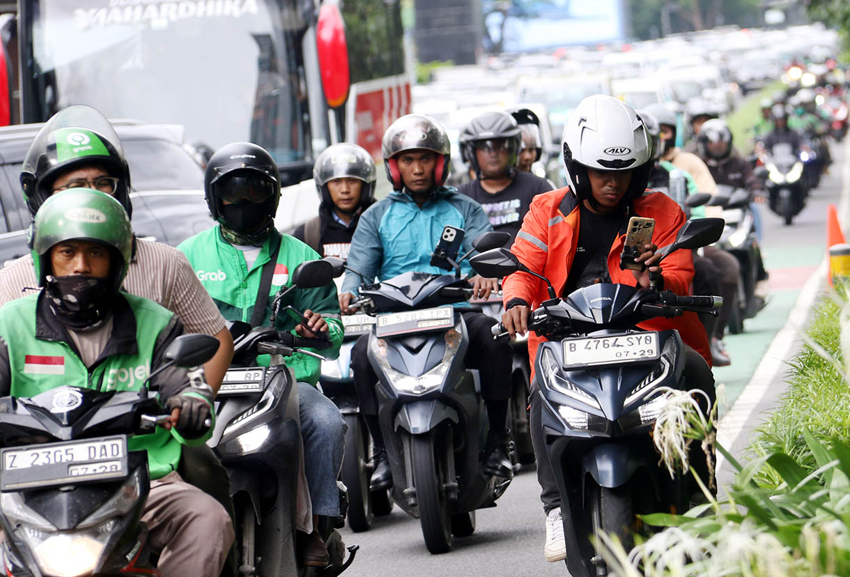 Kendaraan terjebak kemacetan di Jalan Jenderal Sudirman, Jakarta, Selasa (12/11/2025). (Beritanasional.com/Oke Atmaja)
