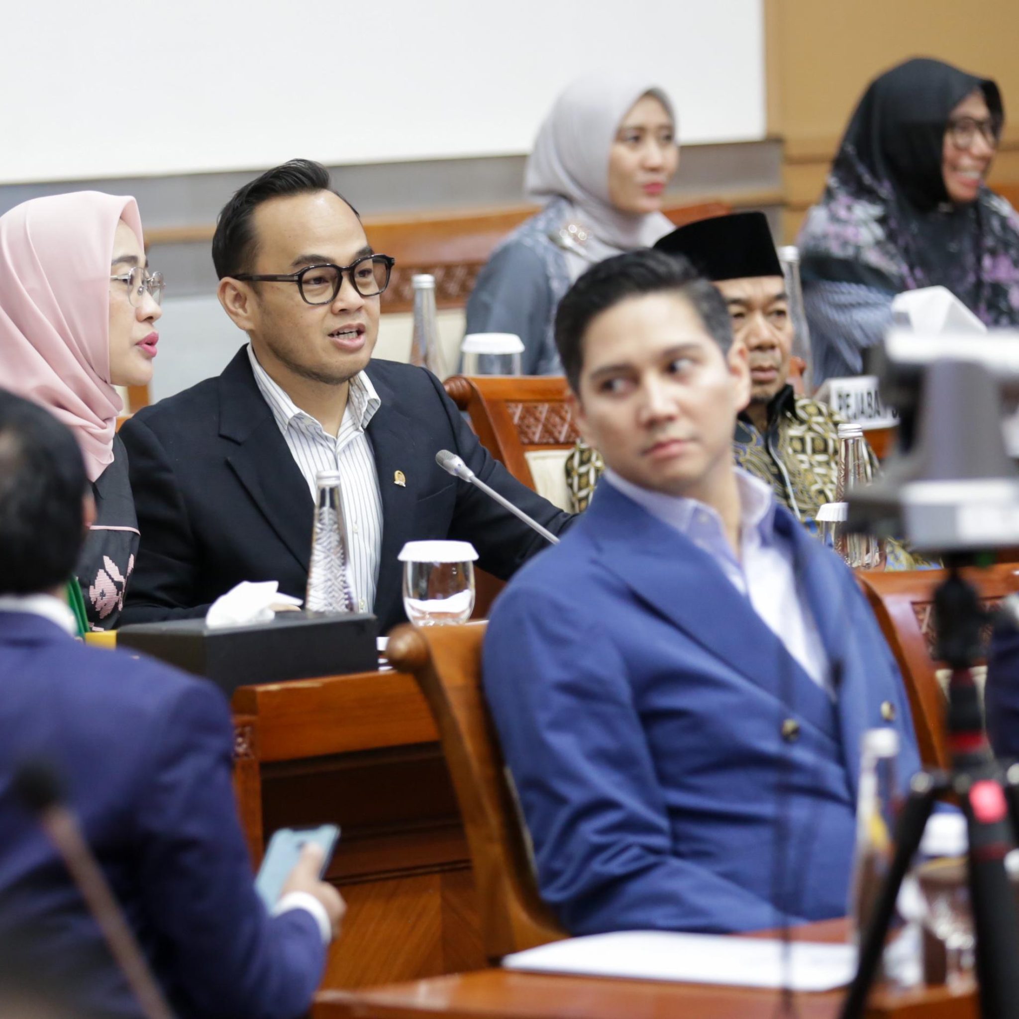 Wakil Ketua Komisi III DPR Rano Al Fath (berkacamata) saat rapat di DPR. (BeritaNasional/dok PKB)