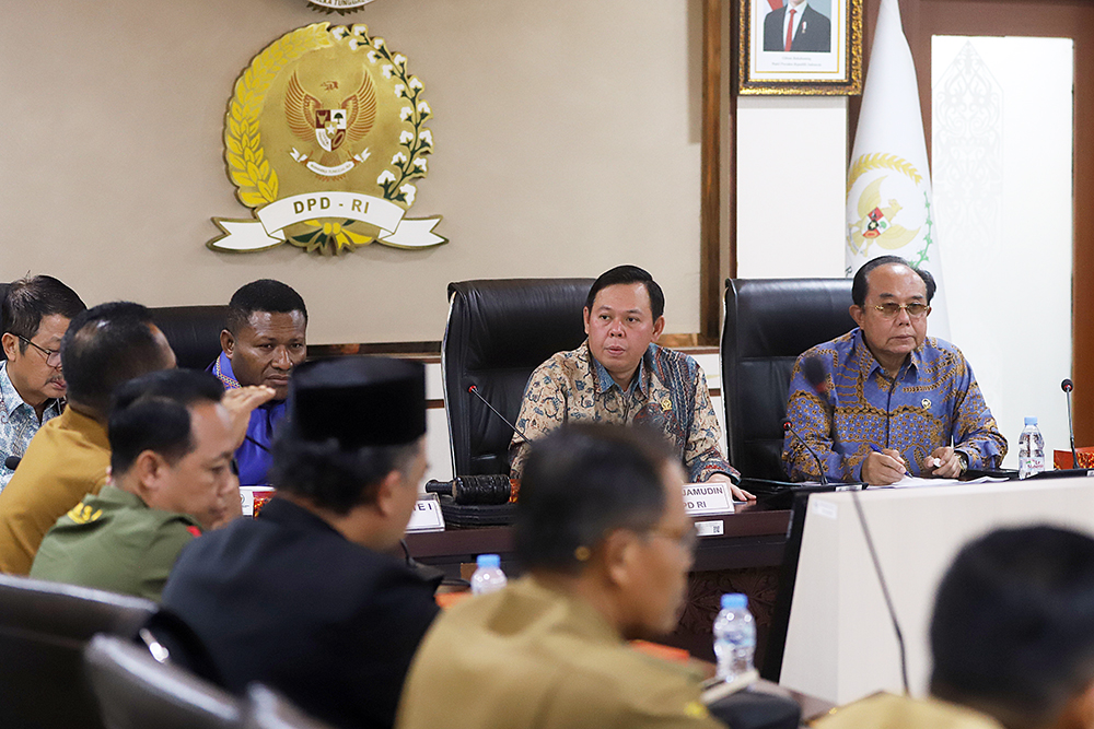 Ketua DPD RI Sultan B Najamudin menerima audiensi perwakilan Asosiasi Kepala Desa Seluruh Indonesia (AKSI). (BeritaNasional/Elvis Sendouw)