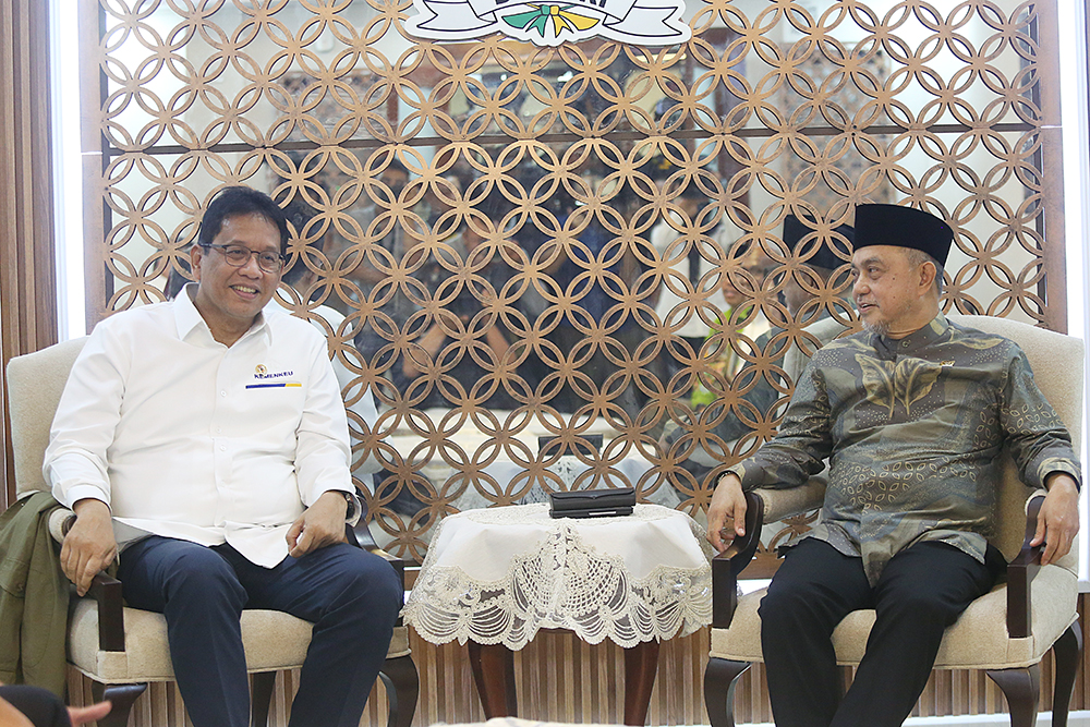 Wakil Ketua DPD Tamsil Linrung (kiri) menerima kunjungan Menteri Keuangan Purbaya Yudhi Sadewa. (BeritaNasional/Elvis Sendouw)