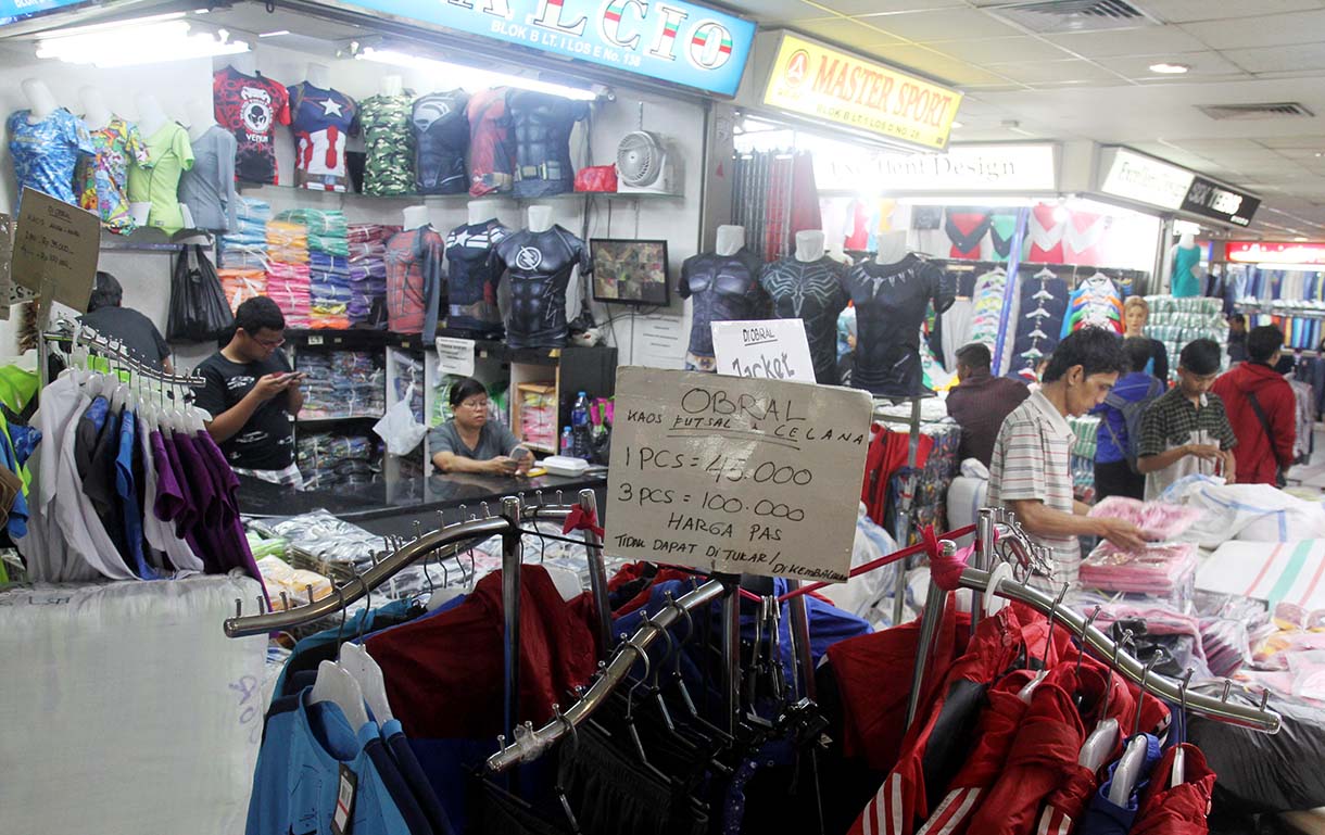 Penjual melayani pembeli di pasar Tanah Abang Jakarta. (Beritanasional.com/Okeatmaja)