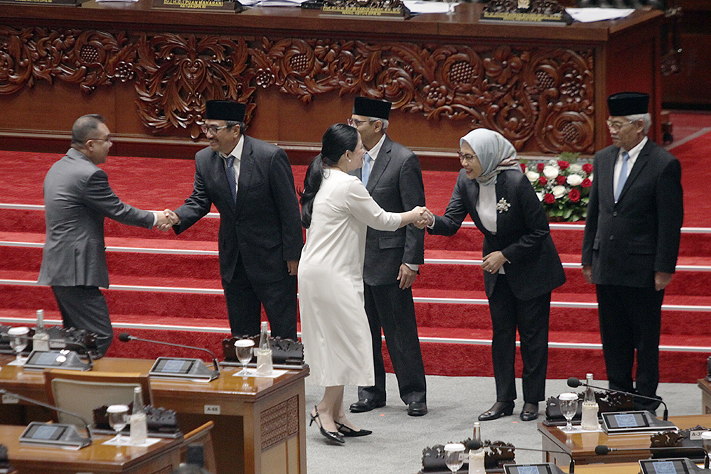Ketua DPR Puan Maharani (ketiga kiri) bersama Wakil Ketua DPR Sufmi Dasco Ahmad (kiri) berjabat tangan dengan calon anggota Dewan Energi Nasional (DEN) terpilih. (BeritaNasional/Elvis Sendouw)