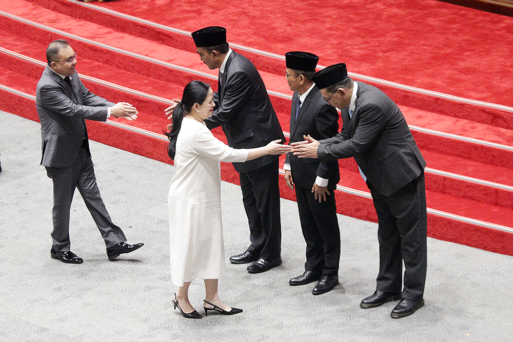 Ketua DPR Puan Maharani (dua kiri) bersama Wakil Ketua DPR Sufmi Dasco Ahmad (kiri) memberi selamat kepada calon anggota Komisi Yudisial terpilih. (BeritaNasional/Elvis Sendouw)