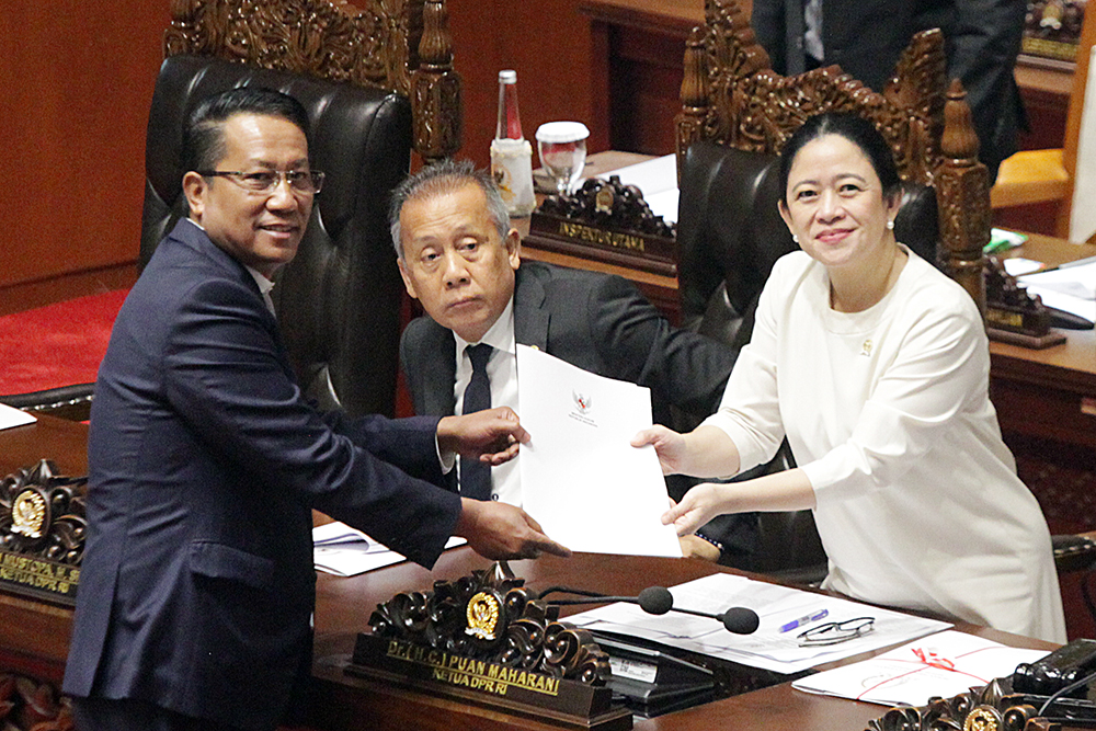 Menteri Hukum Supratman Andi Agtas (kiri) menyerahkan berkas pendapat akhir kepada Ketua DPR Puan Maharani (kanan) dalam Paripurna pengesahan Rancangan Undang-Undang (RUU) tentang Pengelolaan Ruang Udara. (BeritaNasional/Elvis Sendouw)