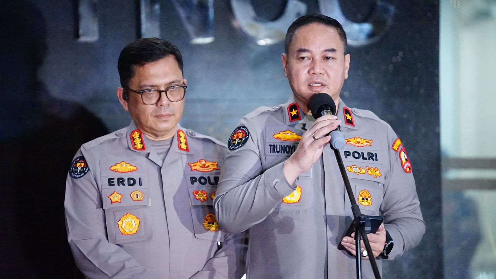 Karopenmas Divhumas Polri Brigjen Pol Trunoyudo Wisnu Andiko memberikan keterangan pemeriksaan Wagub Babel Hellyana. (BeritaNasional/dok Polri)