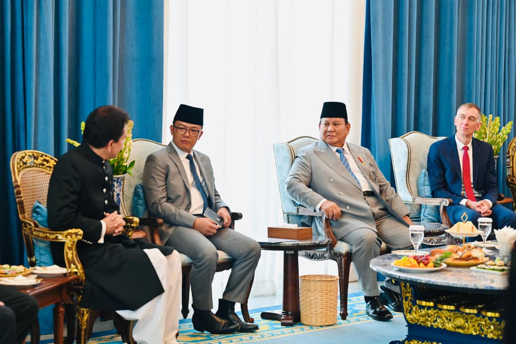 Presiden Prabowo Subianto bersama Menlu Sugiono berbincang dengan salah satu duta besar negara sahabat. (BeritaNasional/Setpres)