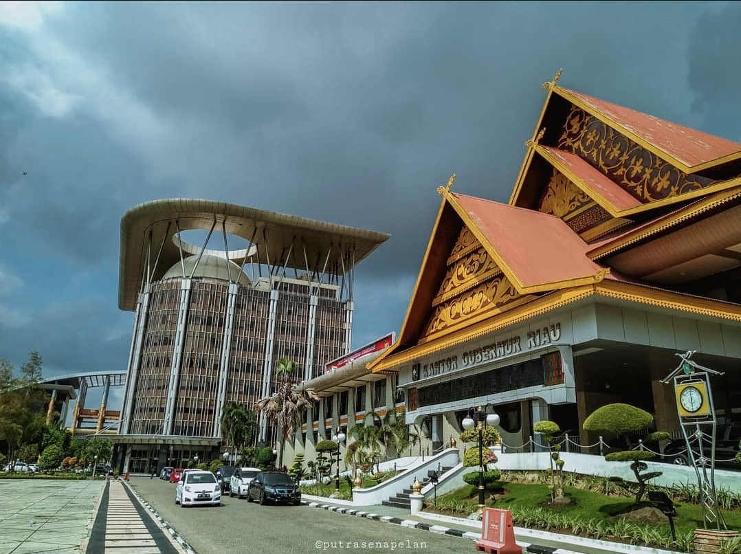 Geledah Kantor Gubernur Riau, KPK sita sejumlah dokumen dan barang bukti elektronik. (Foto/Instagram Putra Sempelan)